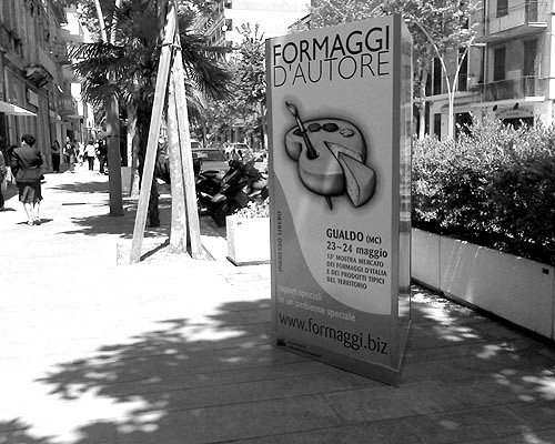 Totem pubblicitario